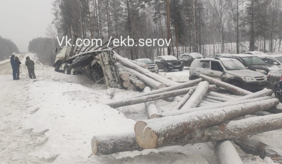 На Серовском тракте груженый лесом КАМАЗ завалил бревнами машины рыбаков